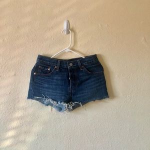 LEVIS DARK WASH DENIM SHORTS